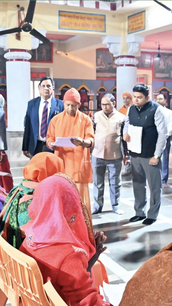 गोरखपुर: CM योगी ने सुनीं लोगों की समस्याएं, गौसेवा की, मोर को भी दुलारा