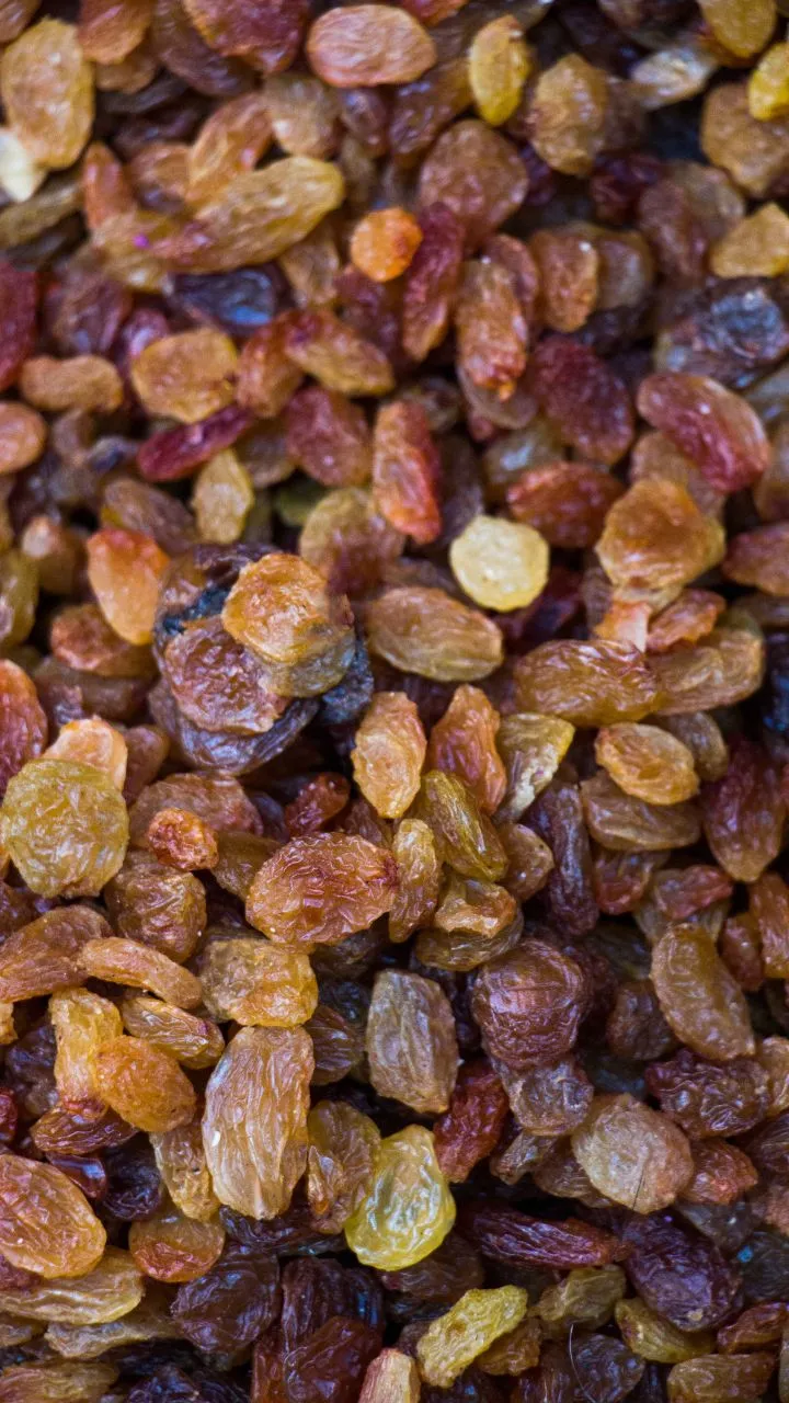 दिल रहे स्वस्थ, पाचन रहे दुरुस्त, जानें मुनक्का खाने के 9 बड़े फायदे