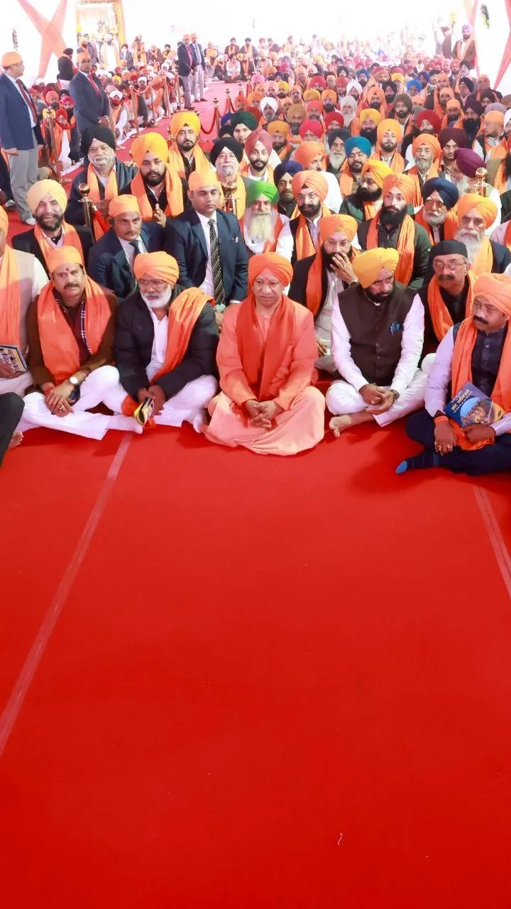 सिर पर गेरुआ पगड़ी, हाथ में मैग्निफायर लेंस... वीर बाल दिवस पर अलग अंदाज में दिखे CM योगी