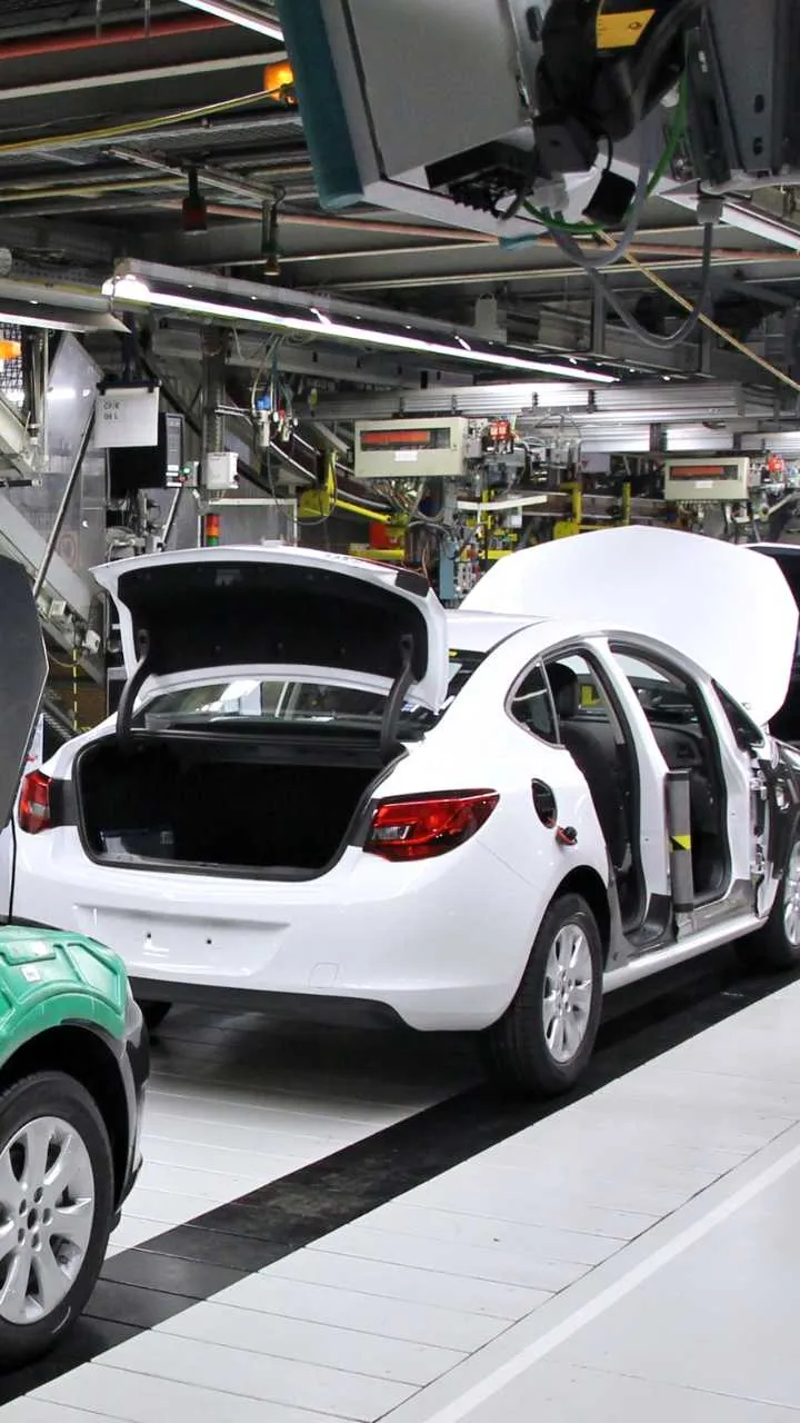 Budget 2026: ऑटो सेक्टर को बड़ी राहत की उम्मीद, जानिए कार से लेकर हेलमेट कंपनियों की मांगें