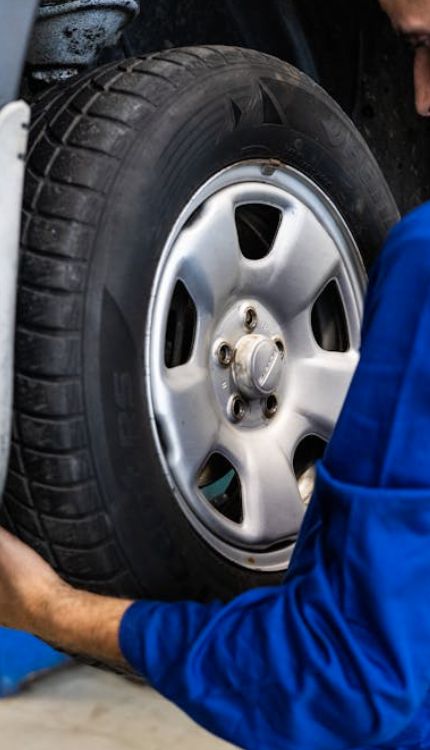 Car Service Tips: इंजन और माइलेज बचाने के लिए समय पर सर्विस क्यों जरूरी है?