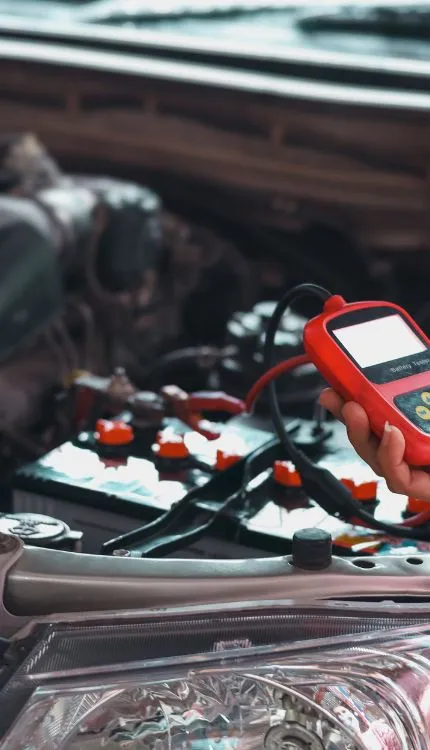 Car Battery Tips: खड़ी-खड़ी डाउन हो जाती है कार की बैटरी? पहले चेक करें ये छोटी सी चीज