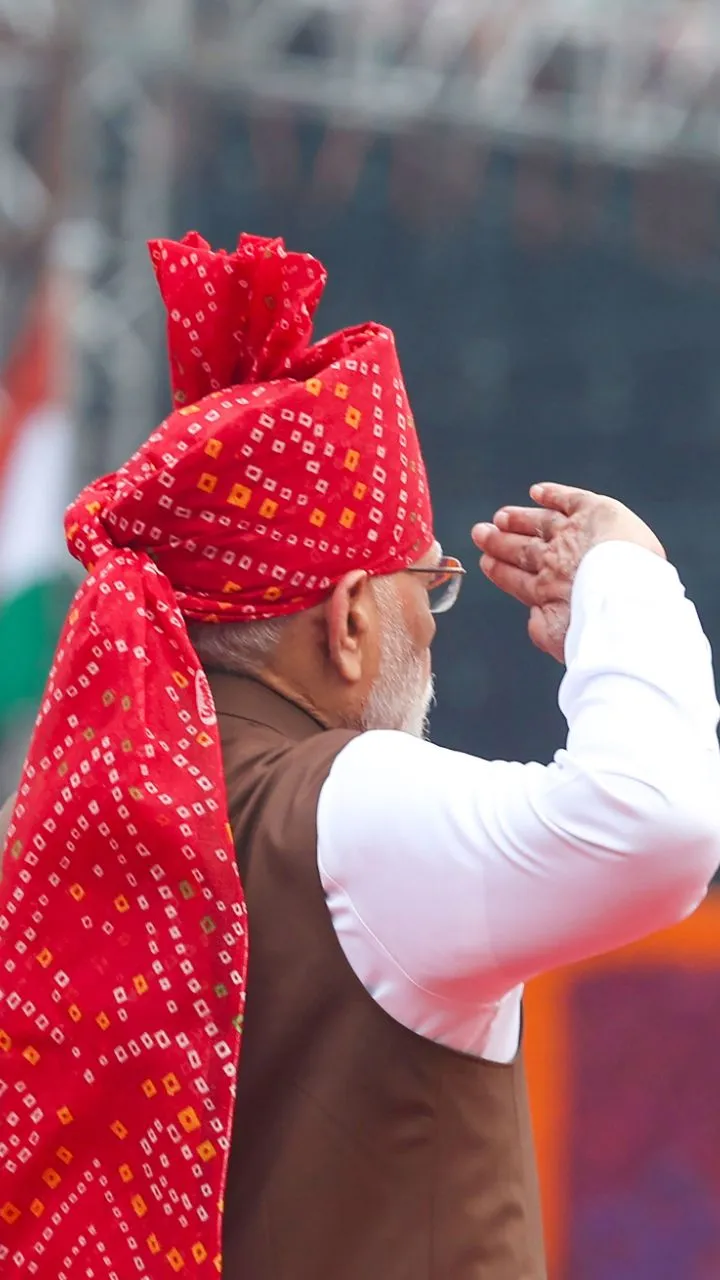 चमचमाती बुलेट प्रूफ्र गाड़ी का काफिला, तीनों सेनाओं की सलामी, देश के नाम संबोधन...तस्वीरों में PM मोदी का 15 अगस्त पर संबोधन