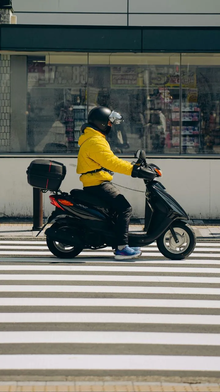 EV Scooter में लग सकती है आग! Charging के दौरान भूलकर भी न करें ये  गलतियां
