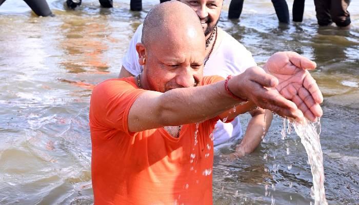 सनातन को कुछ इस तरह मज़बूत कर रहे CM योगी, कैबिनेट मंत्रियों संग किया त्रिवेणी संगम में स्नान