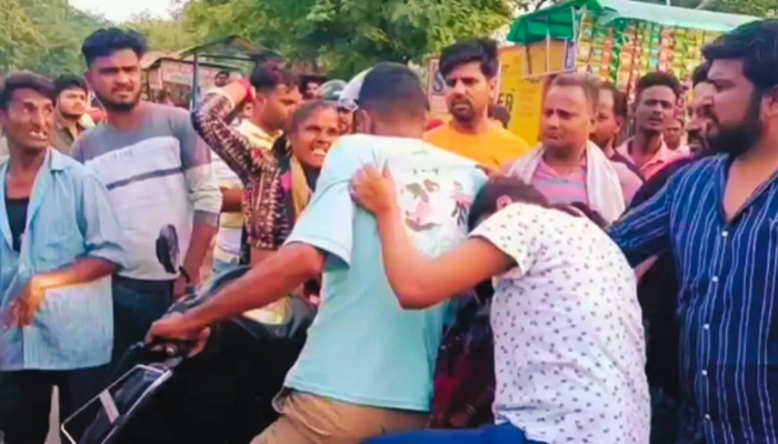 कानपुर में इश्क़ पर बरसी मां की चप्पल, प्रेमिका के साथ चाऊमीन खा रहा था युवक, बीच सड़क पर हुई कुटाई!