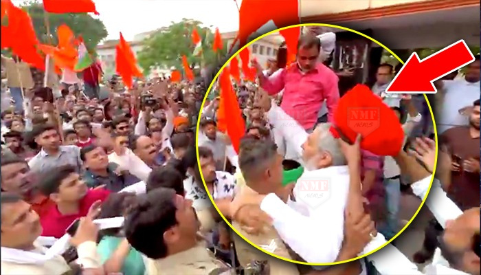 मुजफ़्फ़रनगर में किसान नेता राकेश टिकैत को भीड़ ने घेरा, पगड़ी उछाली, पहलगाम पर विवादास्पद बयान देना पड़ा भारी